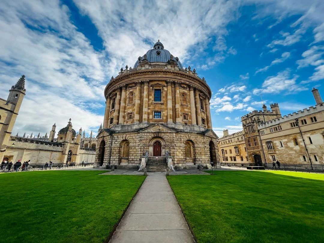 英国最好的经济学院是什么大学？经济学专业毕业后的薪资如何？